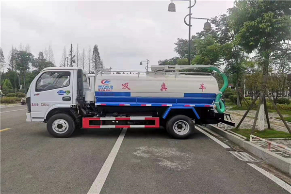 適用于大中小城鎮(zhèn)的“程力威”牌東風(fēng)多利卡4噸吸糞車