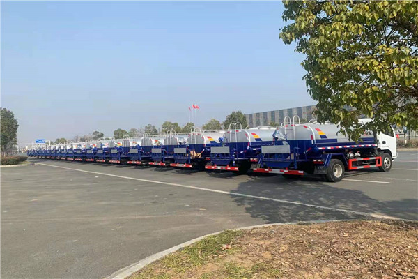 20臺(tái)防疫消毒灑水車遠(yuǎn)赴它國(guó)整裝待發(fā)！祝司機(jī)朋友們一路順風(fēng)，祝異國(guó)朋友用車愉快