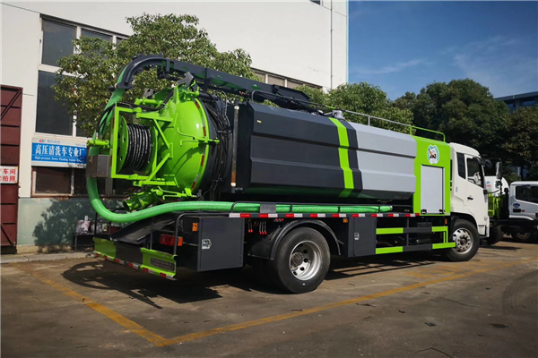 東風(fēng)多利卡清洗吸污車滲防止?jié)B油漏油的對策