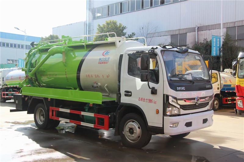 茂名東風凱普特吸污車現(xiàn)車上市：是搜集、中轉(zhuǎn)運輸污泥、污水，防止二次污染的新型環(huán)衛(wèi)車輛
