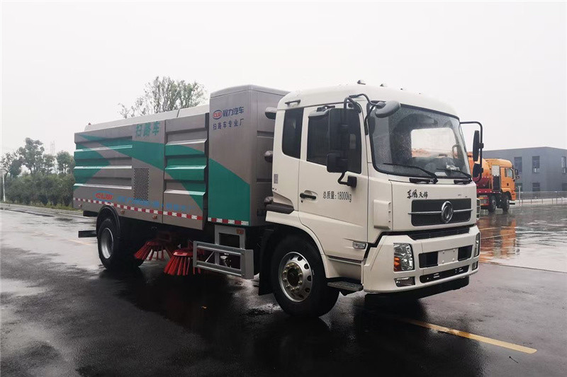 東風(fēng)小霸王國六掃路車顏色獨(dú)特與眾不同耐用性和可靠性都很高