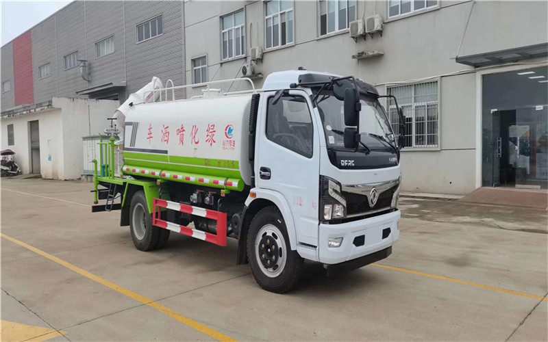 東風(fēng)D9國(guó)六綠化噴灑車射程遠(yuǎn)、霧粒細(xì)小、覆蓋面積大