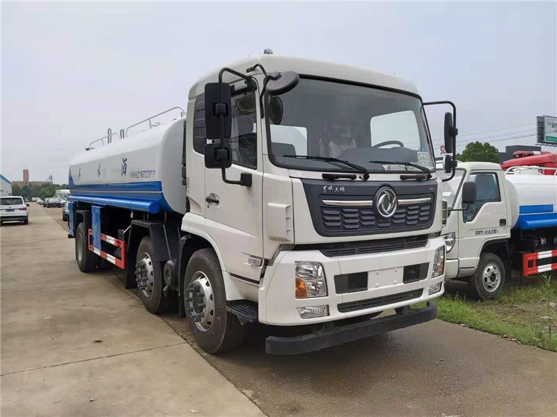 東風D9灑水車很霸氣，賞心悅目，有氣吞山河之勢
