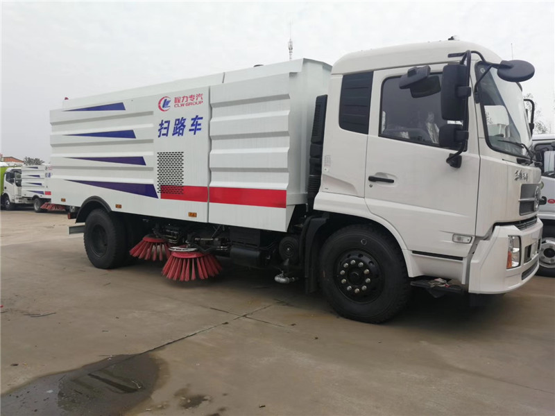 東風(fēng)大多利卡洗掃車水流沖擊力大，能直接將污水送至吸口