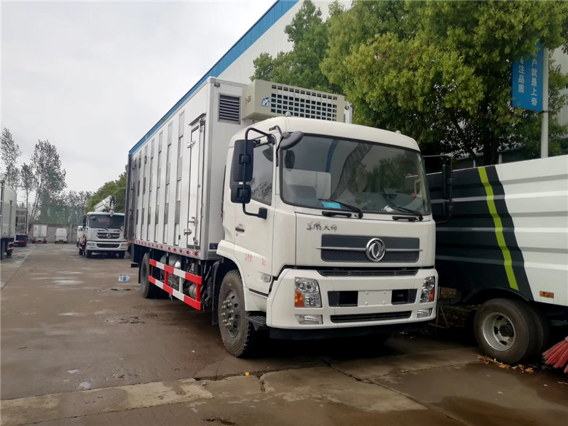 東風(fēng)天錦散裝飼料車采用電子油門操縱，操縱輕便，高可靠性、低排放