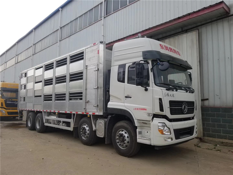 東風(fēng)天錦畜禽運(yùn)輸車，卸料速度快，可連續(xù)作業(yè)，大大提高生產(chǎn)效率