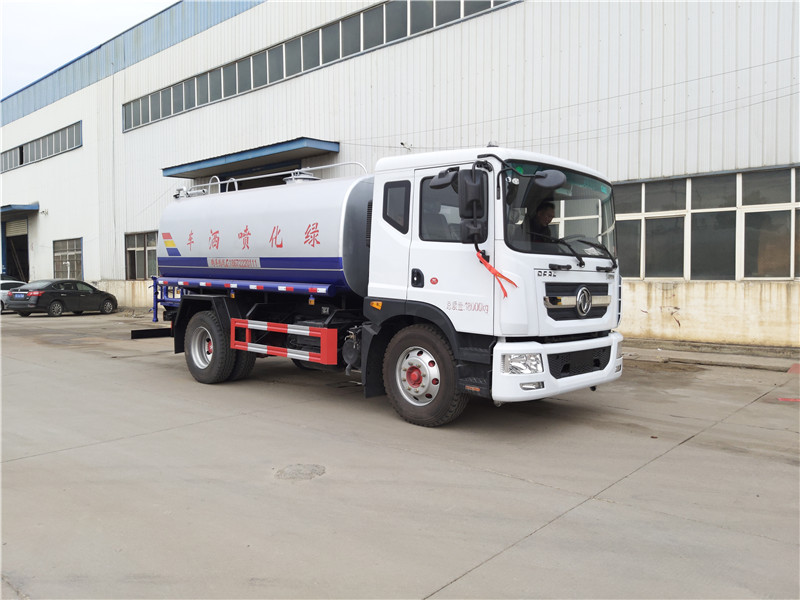 重汽后八輪灑水車采用高效射流風機風幕技術，霧粒附著力強