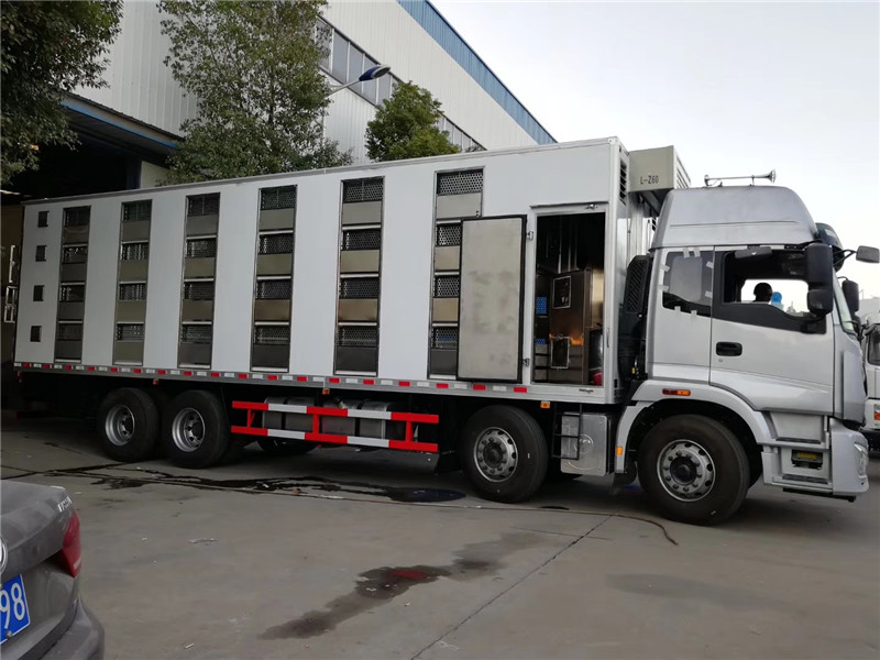 東風天龍散裝飼料運輸車性能可靠、輸送量大、操控方便、機動性強