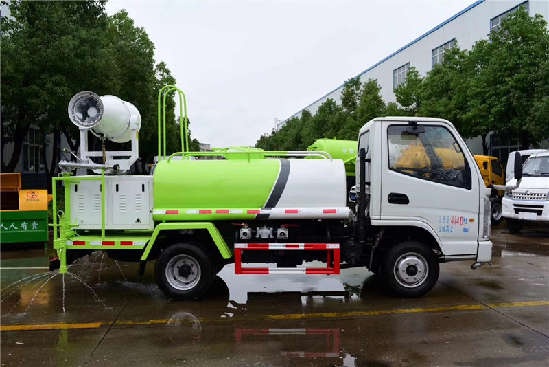 東風多利卡國六5噸灑水車進行液霧降塵、淡化空氣中的顆粒濃度