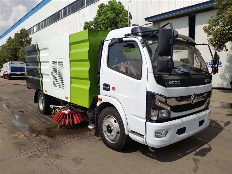 東風(fēng)多利卡掃路車?yán)湎路脚溆袊婌F噴桿，噴霧噴桿上裝噴霧噴嘴