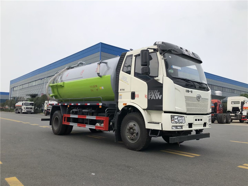 解放國六吸污車管路設計新穎合理,便于安裝和維修,操作大大簡化