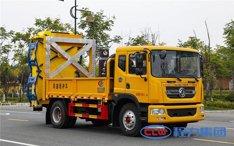 東風多利卡防撞緩沖車通過自身結構變形吸收撞擊能量，降低危險