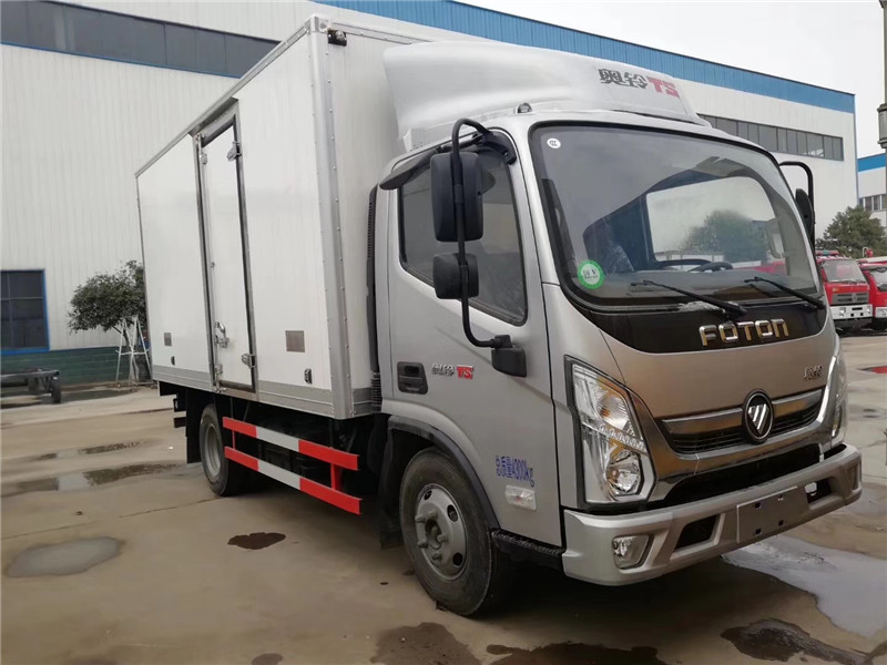 東風多利卡冷藏車廂體采用真空吸附、液壓吸附一體成型生產線制造