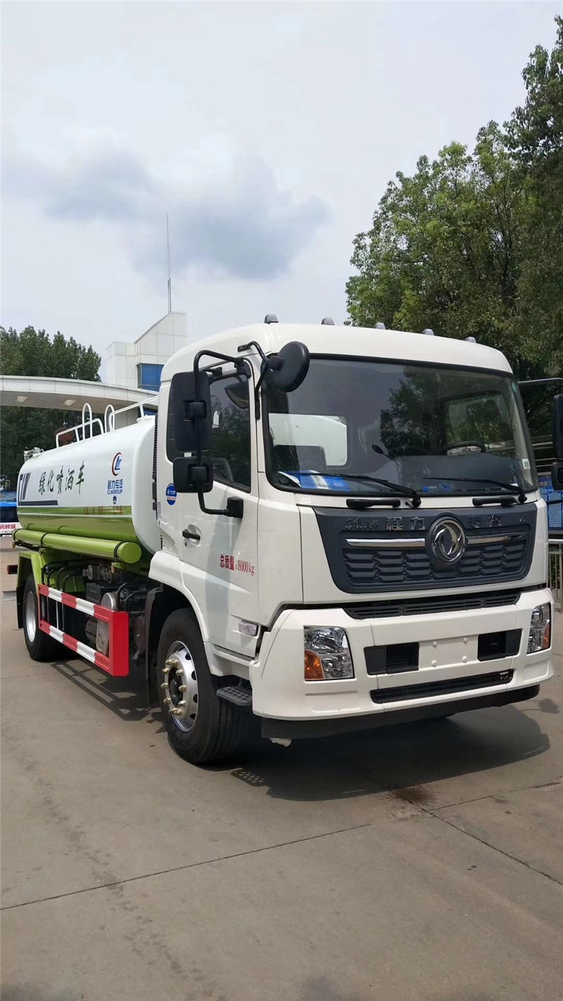 東風(fēng)多利卡噴灑車(chē)帶30米全自動(dòng)霧炮噴藥機(jī)，主要用于綠化帶養(yǎng)護(hù)使用