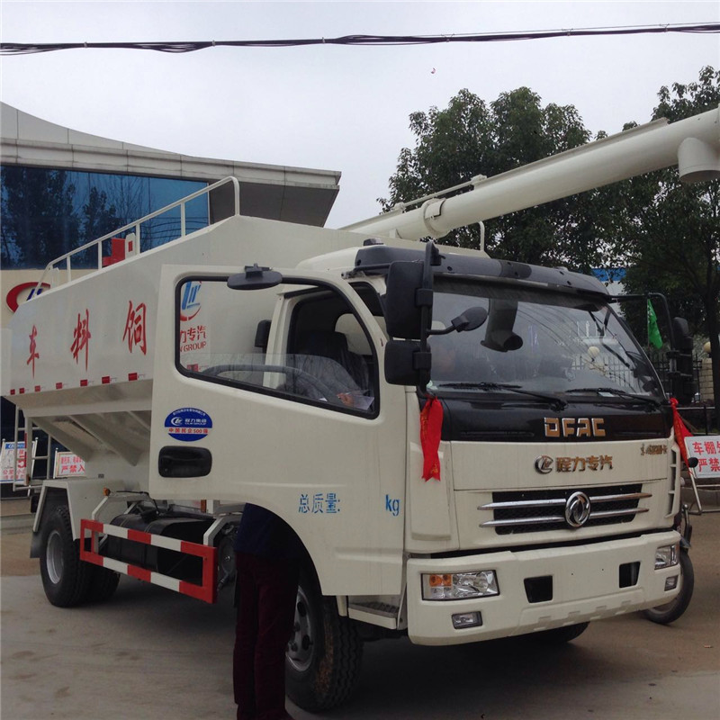 東風天錦散裝飼料車底盤采用載重汽車底盤，罐體內可加裝分倉
