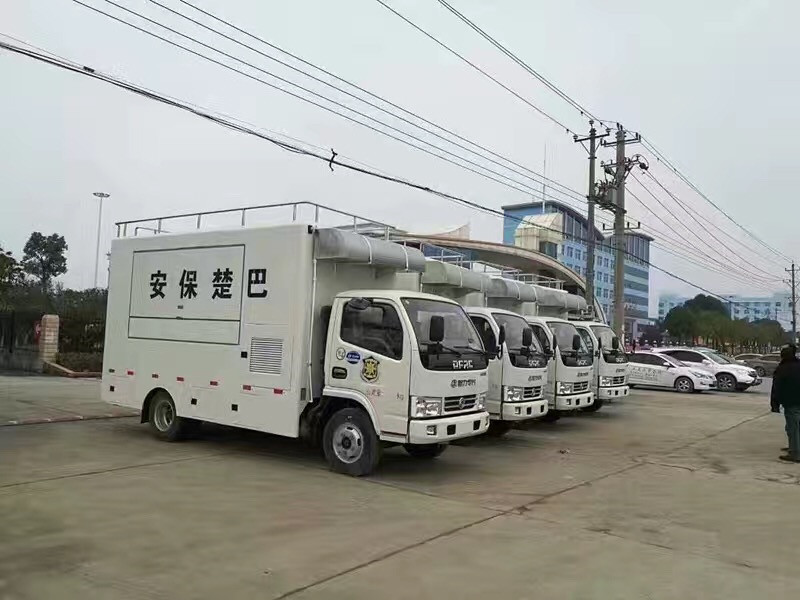  東風天龍冷藏車采用木質結構工藝，門框加有隔熱條，使用壽命更長