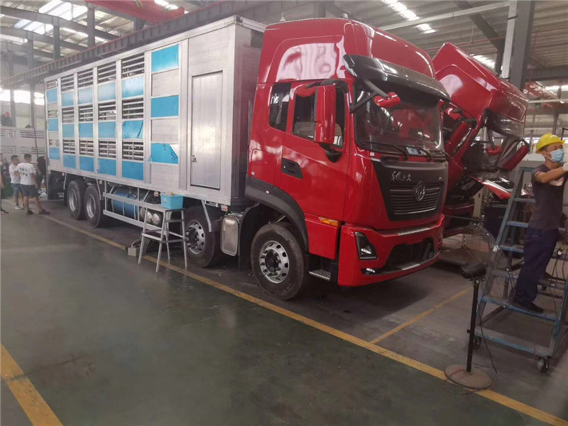 東風(fēng)多利卡畜禽運(yùn)輸車車廂板采用工裝夾具壓制成瓦棱型，強(qiáng)度韌性高