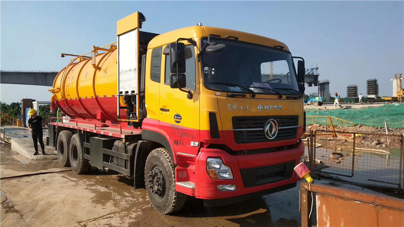東風(fēng)前四后八大型管道疏通車可以滿足嚴(yán)重管道狀況，使用范圍更廣泛