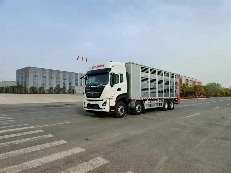 正大（湛江）智能化種豬場東風(fēng)天龍鋁合金恒溫運(yùn)豬車來幫忙