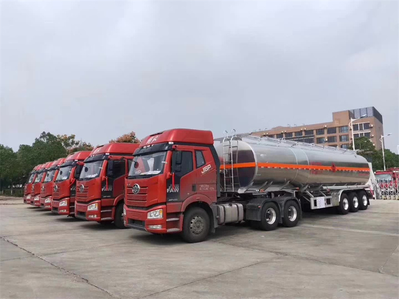 解放J6P460馬力，標載33噸鋁合金半掛運油車茂名批量發車