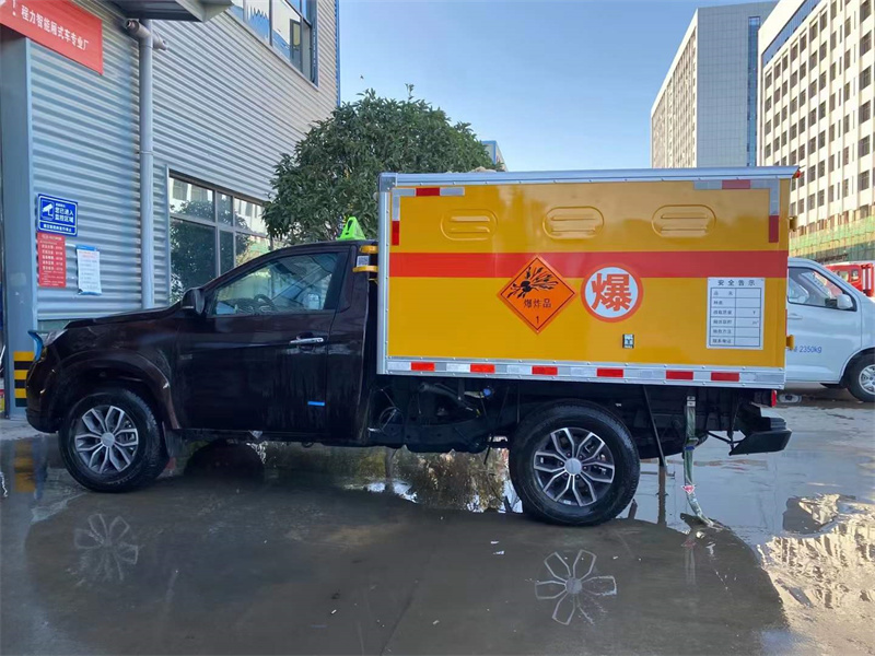 江玲四驅(qū)爆破器材運輸車
