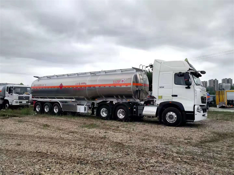 國(guó)六重汽T7豪沃半掛鋁合金三倉(cāng)油車(chē)