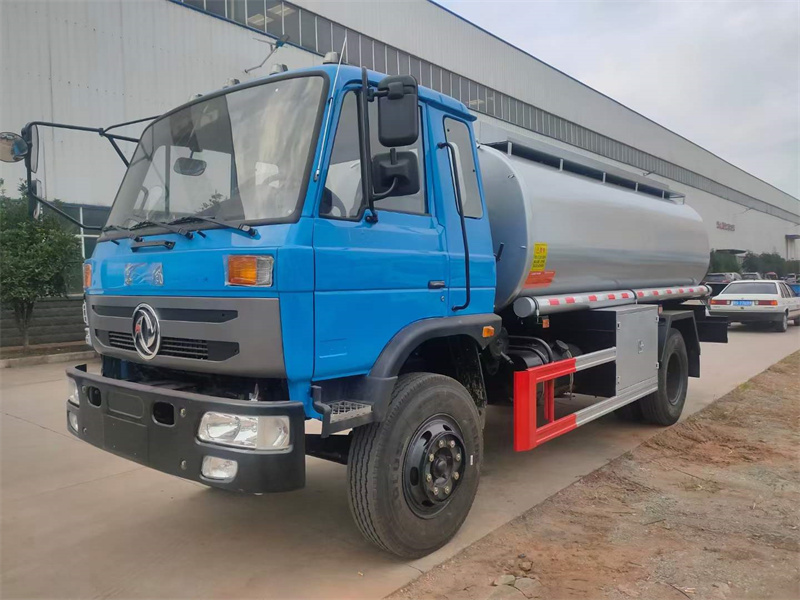 國(guó)三出口型東風(fēng)12方加油車(chē)