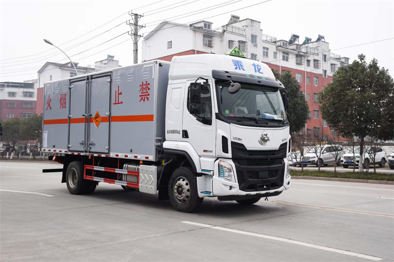 東風(fēng)柳汽10.7噸危險品廂式車