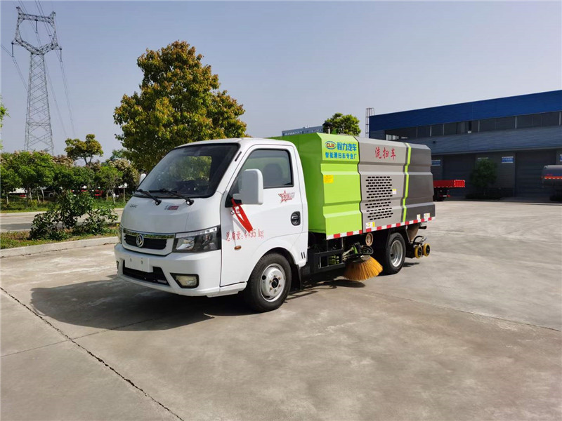 藍(lán)牌小型東風(fēng)途逸洗掃車(chē)