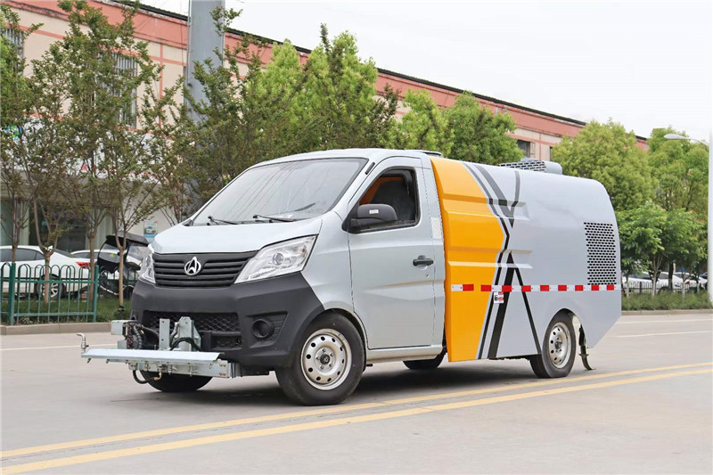 國(guó)六長(zhǎng)安小型路面養(yǎng)護(hù)車(chē)