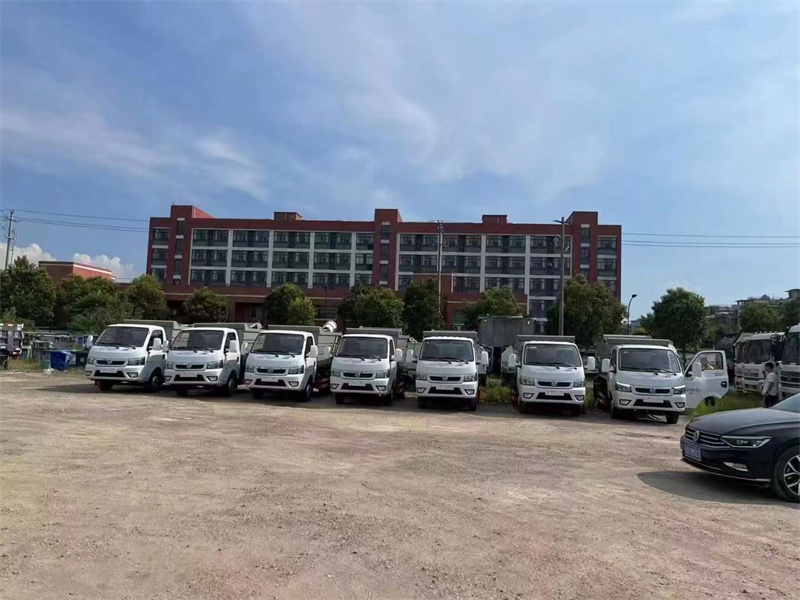 第一批東風(fēng)途逸無(wú)泄漏垃圾車發(fā)往廣東順利交車