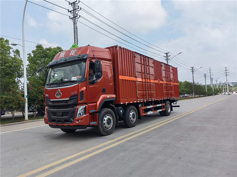 東風(fēng)柳汽小三軸9.6米危險品運輸車