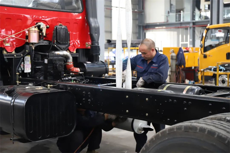 程力集團瑞力生產(chǎn)最大電源車一起帶動800臺3匹空調(diào)